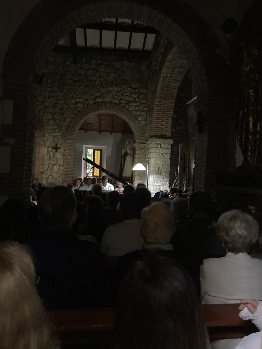 alvaropersa's tweet photo. Gran concierto ahora mismo de @IvanMelonLewis en #pechon … una pena que la lluvia haya obligado a hacerlo en el interior de la parroquia… mucha gente fuera. #Jazz #Summer https://t.co/2YpsEblz7l