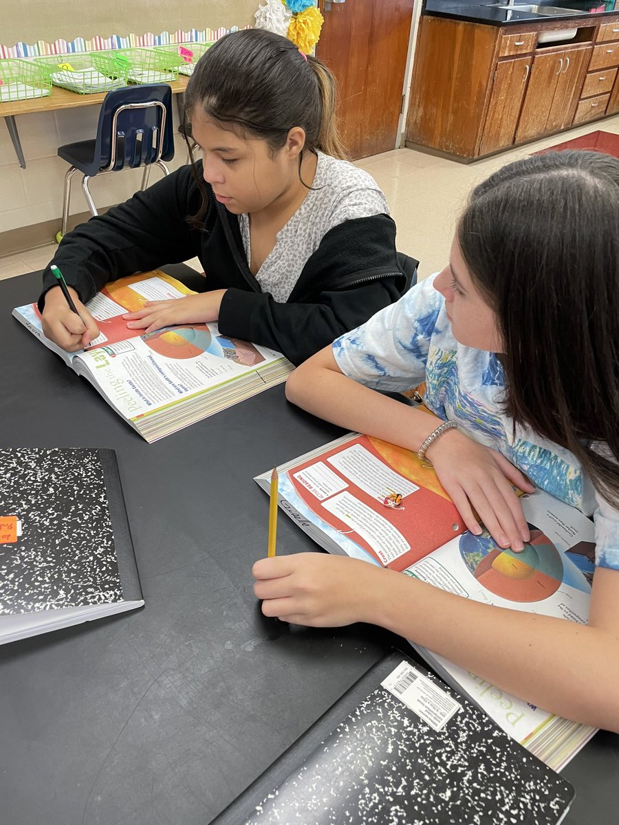 Paige4EDU's tweet image. Already digging into the Earth’s Layers with text coding #earthlayers #studentshardatwork @FortKingMiddle @MCPS_Secondary @chadefrazier