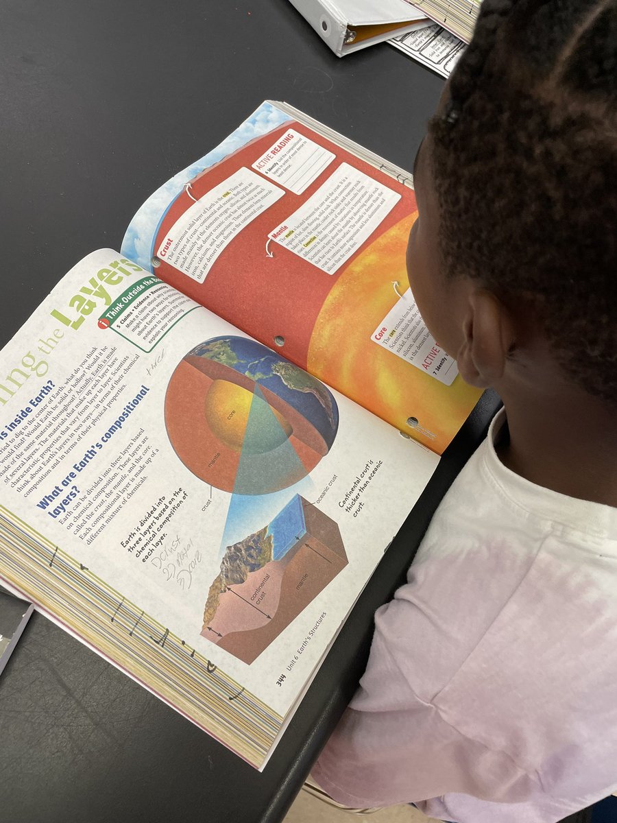 Paige4EDU's tweet image. Already digging into the Earth’s Layers with text coding #earthlayers #studentshardatwork @FortKingMiddle @MCPS_Secondary @chadefrazier