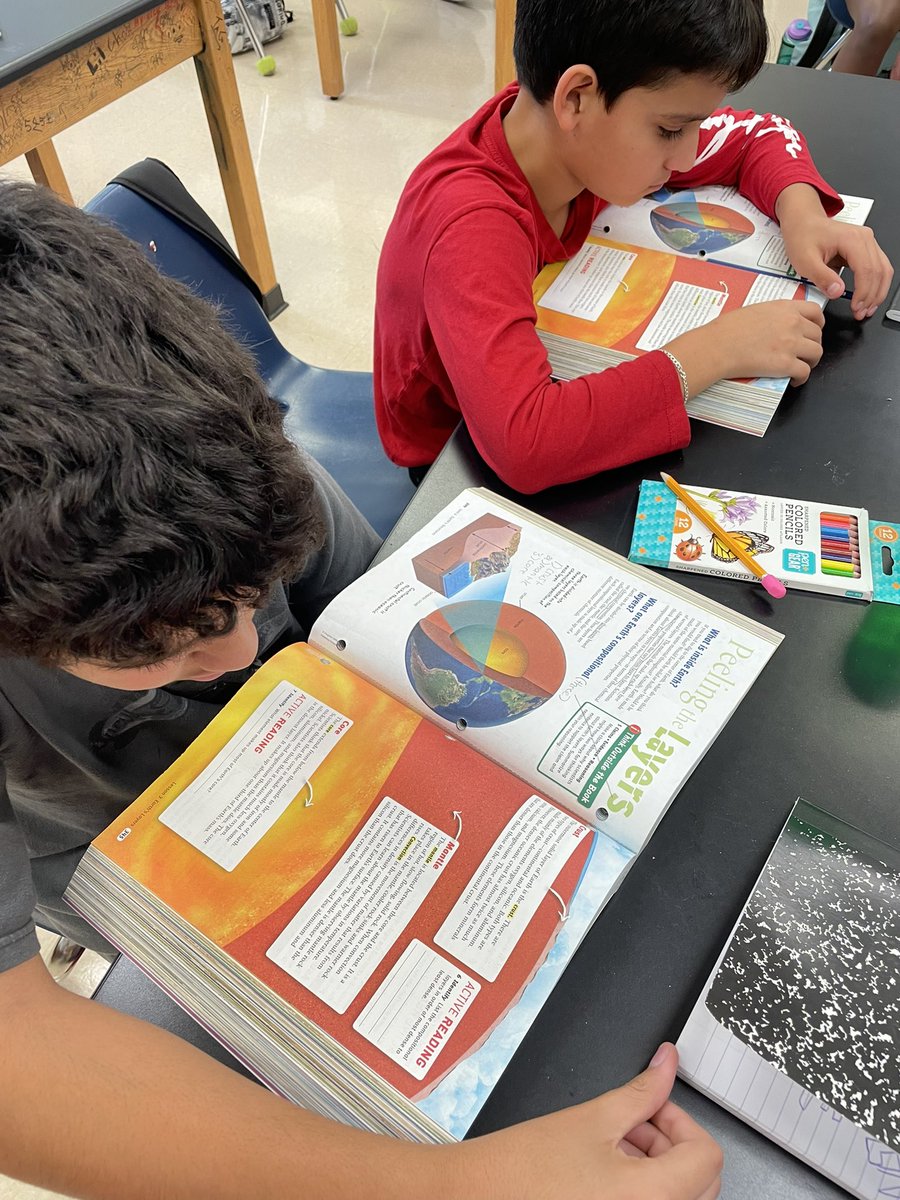 Paige4EDU's tweet image. Already digging into the Earth’s Layers with text coding #earthlayers #studentshardatwork @FortKingMiddle @MCPS_Secondary @chadefrazier