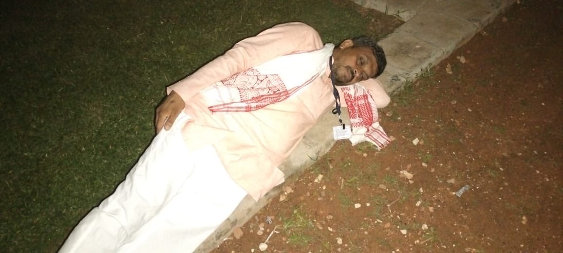 SureshActivist's tweet photo. જગતના તાતને ન્યાય ક્યારે #JusticeFarmer 
માંગણીઓ સાથે ગાંધીનગરમાં રોડ અને રસ્તાઓ પર સુતા છે ખેડૂતો 
સમાન વીજદર 
બીજમીટર ફિક્સ ચાર્જ નાબુદી 
કૃષિયુનિવર્સીટીનું પ્રાઇવેટીકરણ બન્દ કરો 
જમીન રીસર્વેમાં પડતી તકલીફો દૂર કરો / રીસર્વે રદ કરો 
ટેકાનાભાવમાં ખાતા દીઠ 25%ની જગ્યાએ 50% કરો https://t.co/5rJFvEHOQp