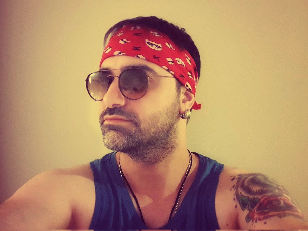 Kırmızı... Red.... Yeni albümüm yakında 👻😝
.
#style #photoofday #twitter #bolgunsamet #sametbolgün #drums