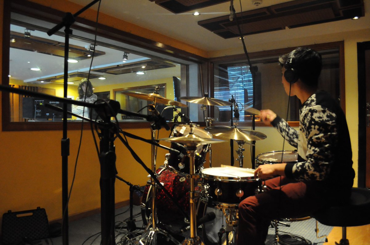 #TBT Durante el 2016 se dieron los primeros pasos para grabar '𝑨𝒔𝒉𝒆𝒔'. Esas primeras grabaciones se realizaron en las instalaciones de la Escuela Fernando Sor 🎛🎙

#PetiteMonster #IndieLatino #RockColombiano #Bogota #IndieMusic #AlternativeRock #postpunkcolombia #recording