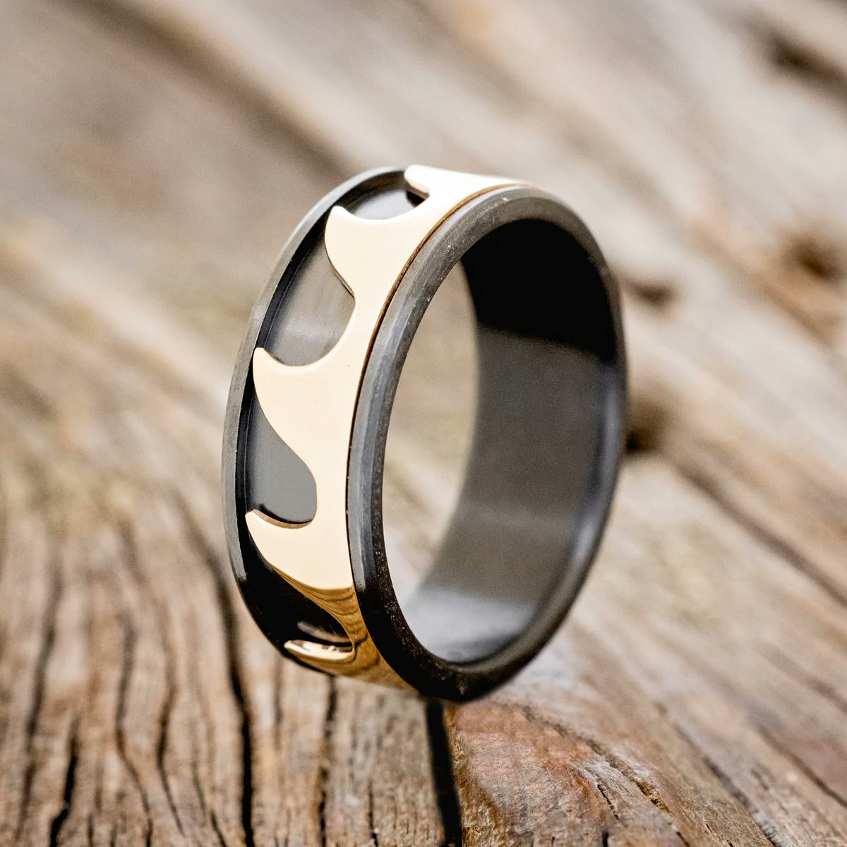 A fun spin on the classic wedding band, our new "Revolution" wedding bands feature free-spinning 14K gold overlays that keep fidgety hands busy! Which version is your favorite? 💫 

stagheaddesigns.com/pages/search-r…