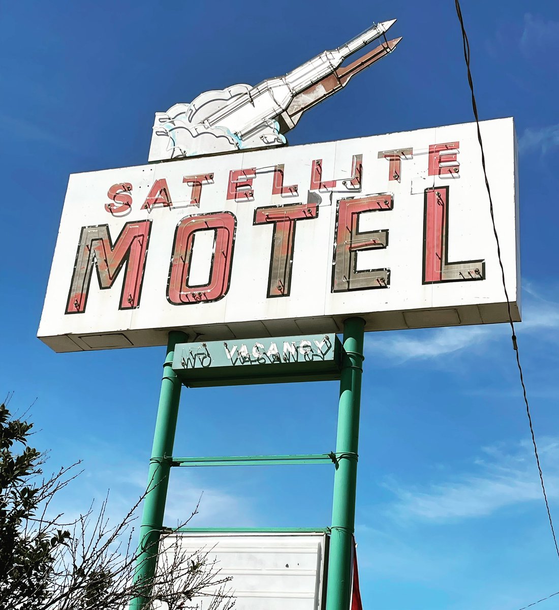 OneBadSon's tweet photo. Finally stopped on the way through Medicine Hat to take a proper pic of this sign! Always thought we should stay the night here as a thank you for the inspiration 🚀
•
Oh and before you ask - “Hotel” just sang better than “Motel” 😎 

- S https://t.co/Qown3VuaPI