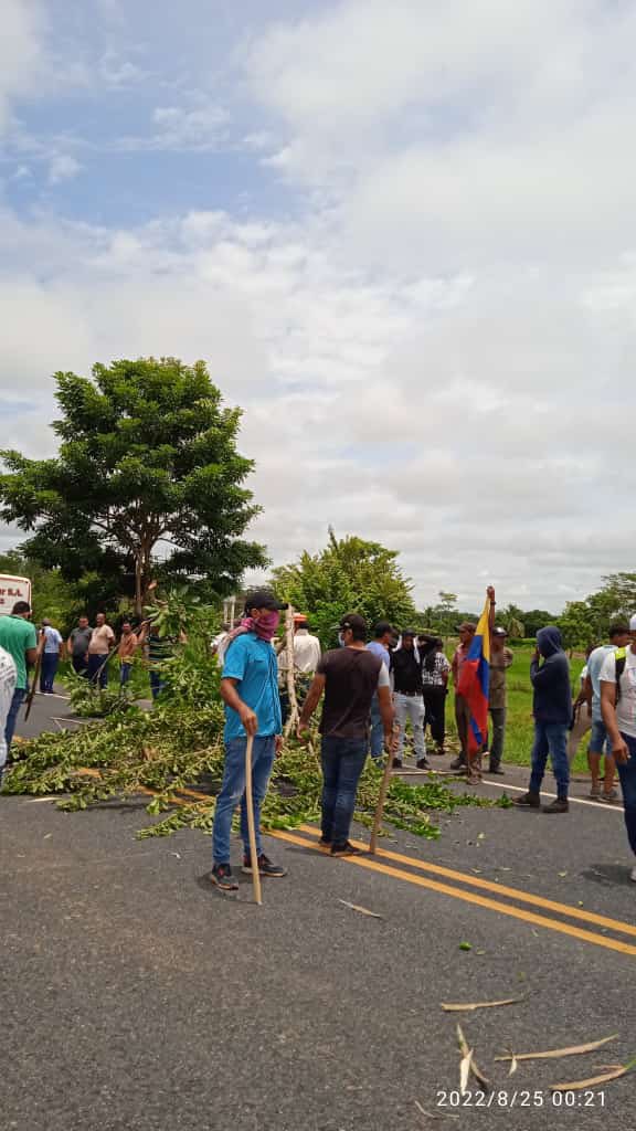pulsodeltiempo2's tweet photo. Me reportan bloqueos en estos momentos a la altura del Corregimiento de Patio Bonito,las protestas se dan por la construcción de un relleno sanitario.
@monterialcaldia https://t.co/m8DIgsLk1h
