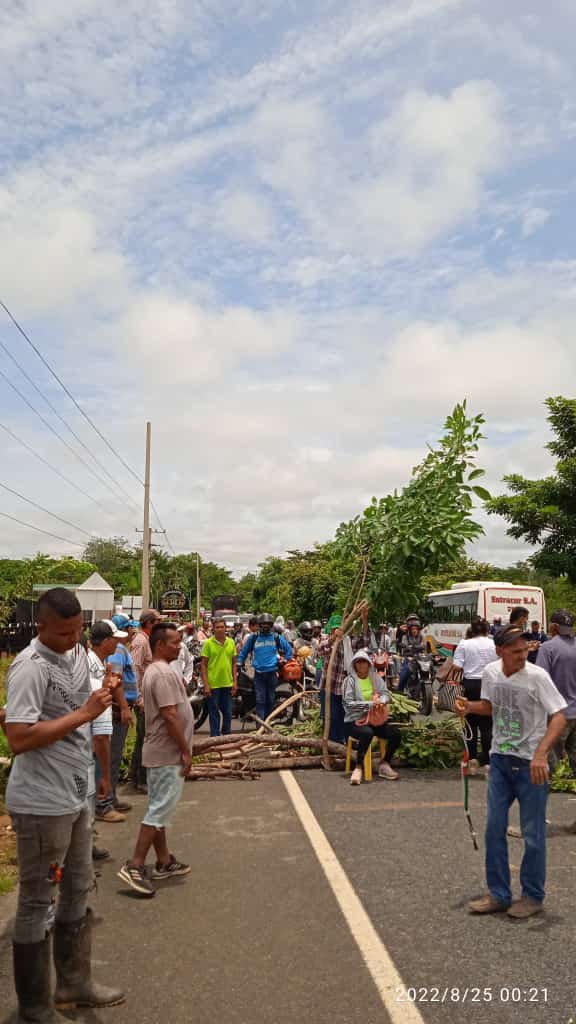 pulsodeltiempo2's tweet photo. Me reportan bloqueos en estos momentos a la altura del Corregimiento de Patio Bonito,las protestas se dan por la construcción de un relleno sanitario.
@monterialcaldia https://t.co/m8DIgsLk1h