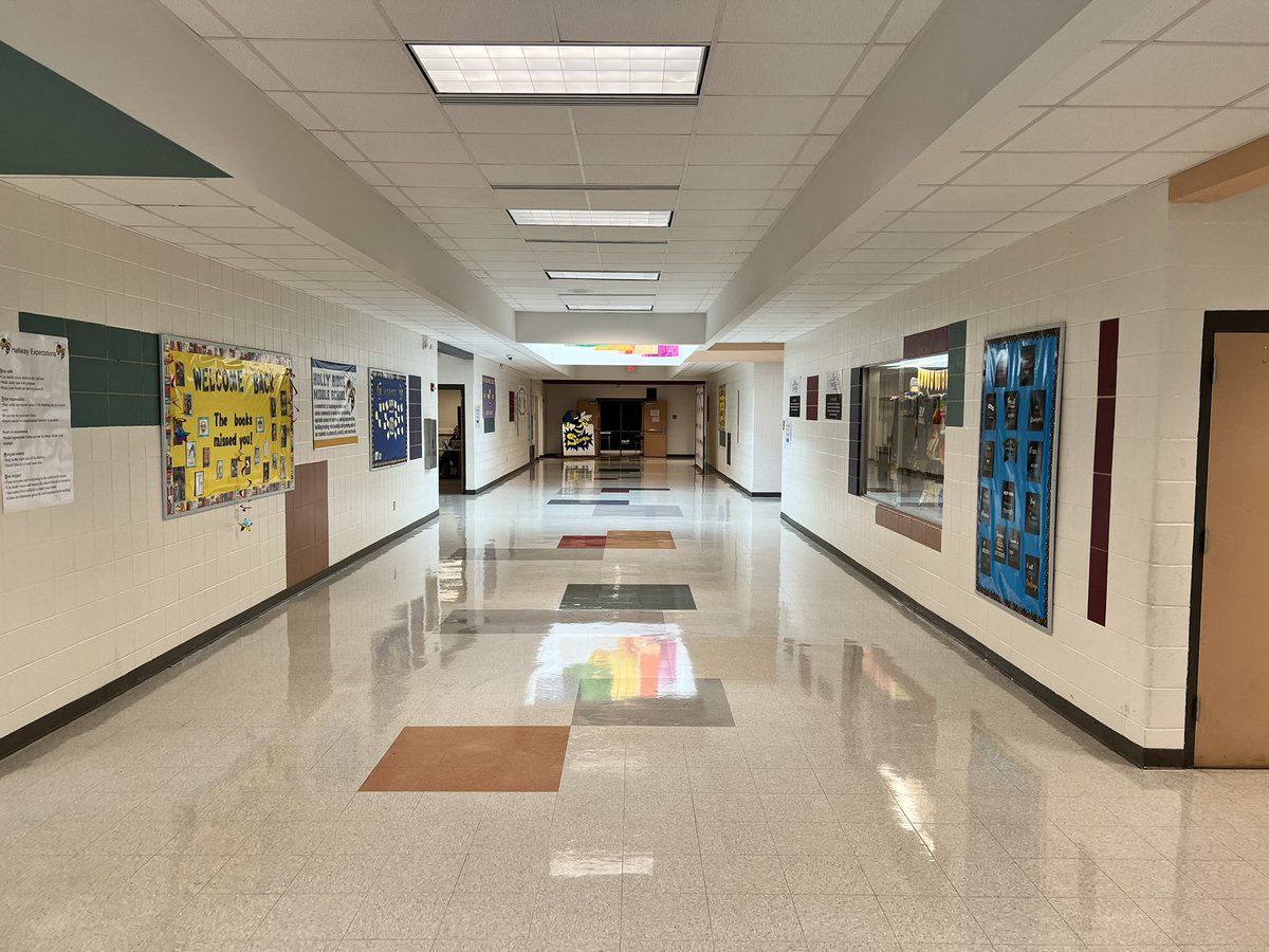 HollyRidgeMS's tweet photo. This custodial staff really takes pride in making our school look great and ready for our staff, students and families. #VisionofChange https://t.co/abhwKZk2Tf