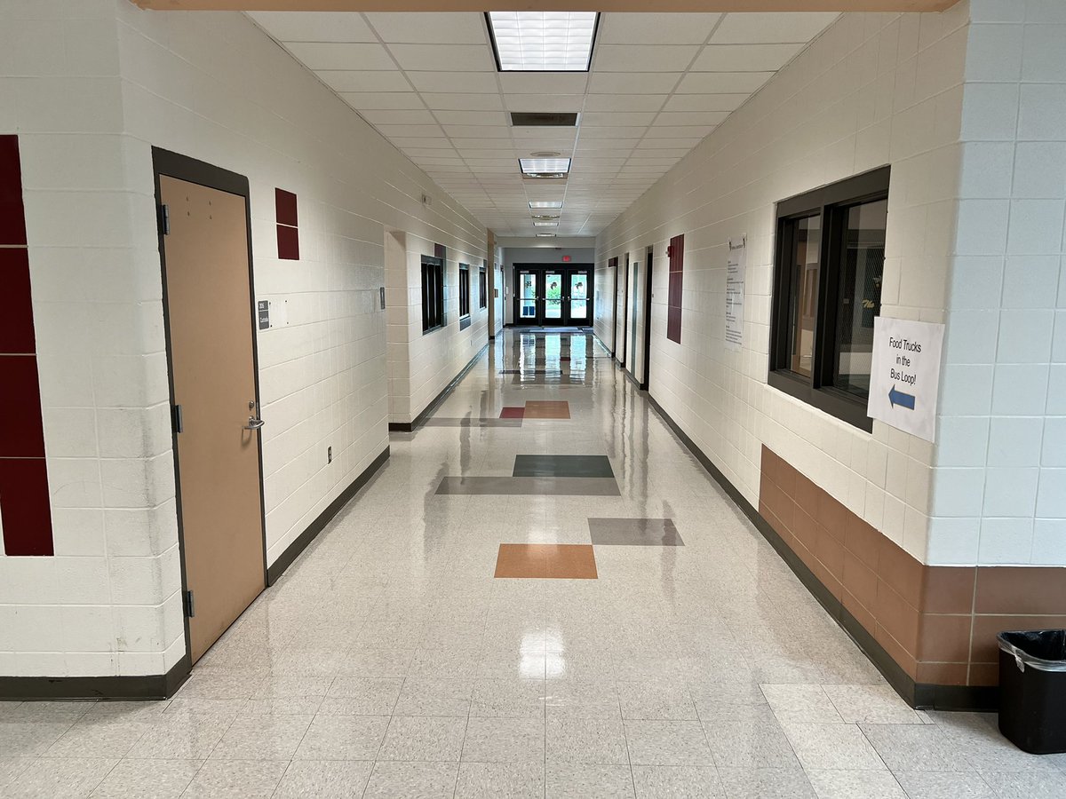 HollyRidgeMS's tweet photo. This custodial staff really takes pride in making our school look great and ready for our staff, students and families. #VisionofChange https://t.co/abhwKZk2Tf