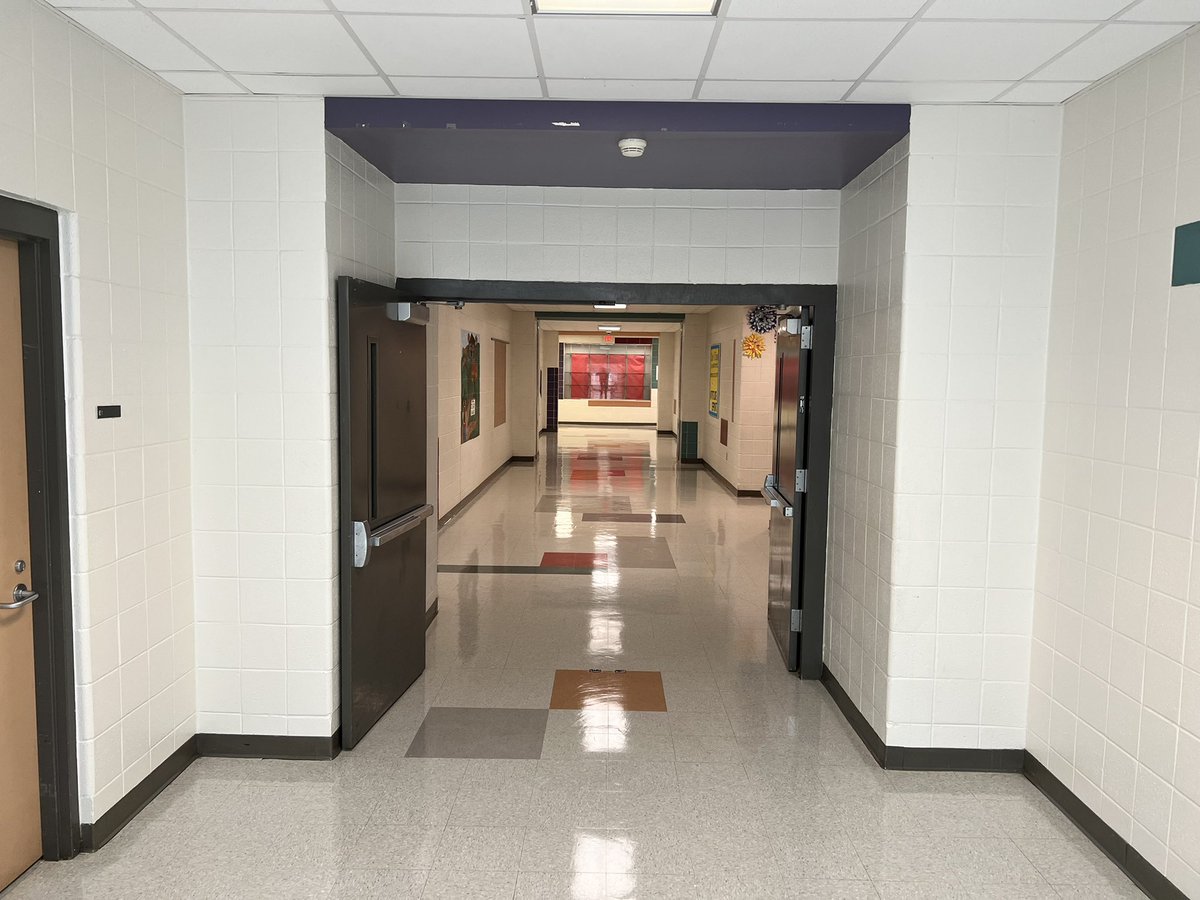 HollyRidgeMS's tweet photo. This custodial staff really takes pride in making our school look great and ready for our staff, students and families. #VisionofChange https://t.co/abhwKZk2Tf