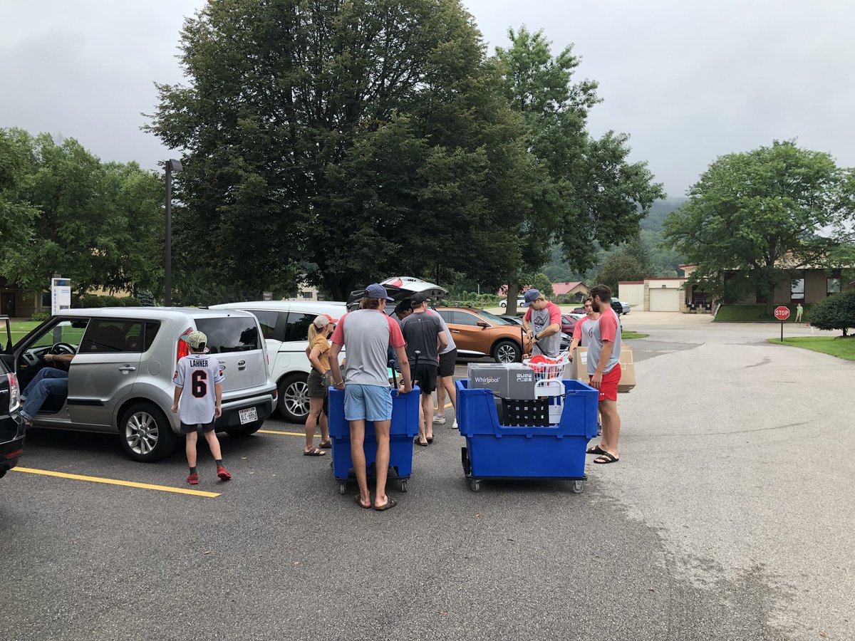 briansisson11's tweet photo. Great morning spent welcoming and moving in new students, class of 2026, to our beautiful @smumn campus.  Great to see so many Cardinals &amp; connect with parents and family.  Thanks to all who made it happen and shout out to Res Life &amp; @SMUMHockey  #WelcomeToWinona #WelcomeWeekend https://t.co/VdRxe9bQPr