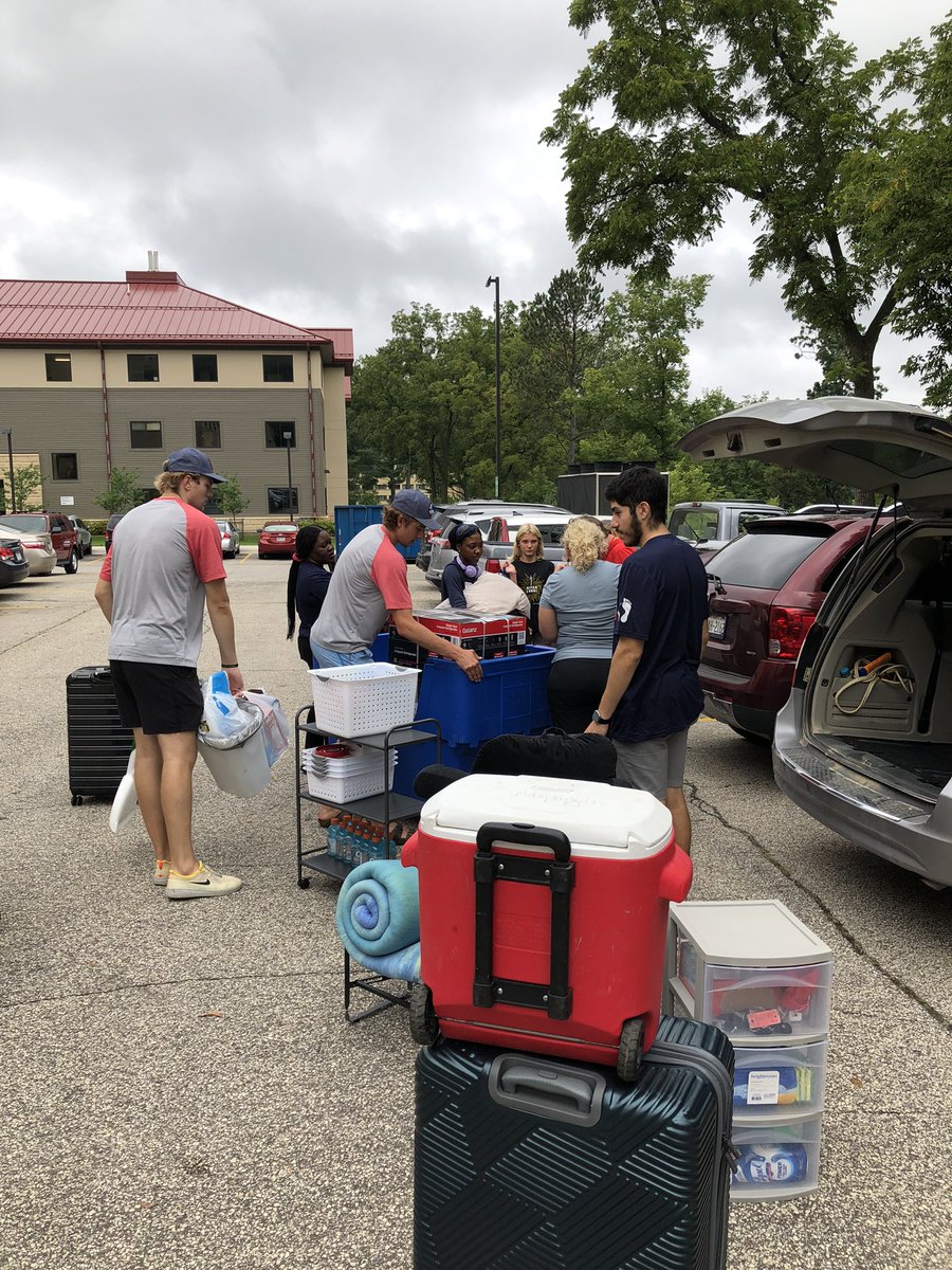 Great morning spent welcoming and moving in new students, class of 2026, to our beautiful @smumn campus. Great to see so many Cardinals & connect with parents and family. Thanks to all who made it happen and shout out to Res Life & @SMUMHockey #WelcomeToWinona #WelcomeWeekend