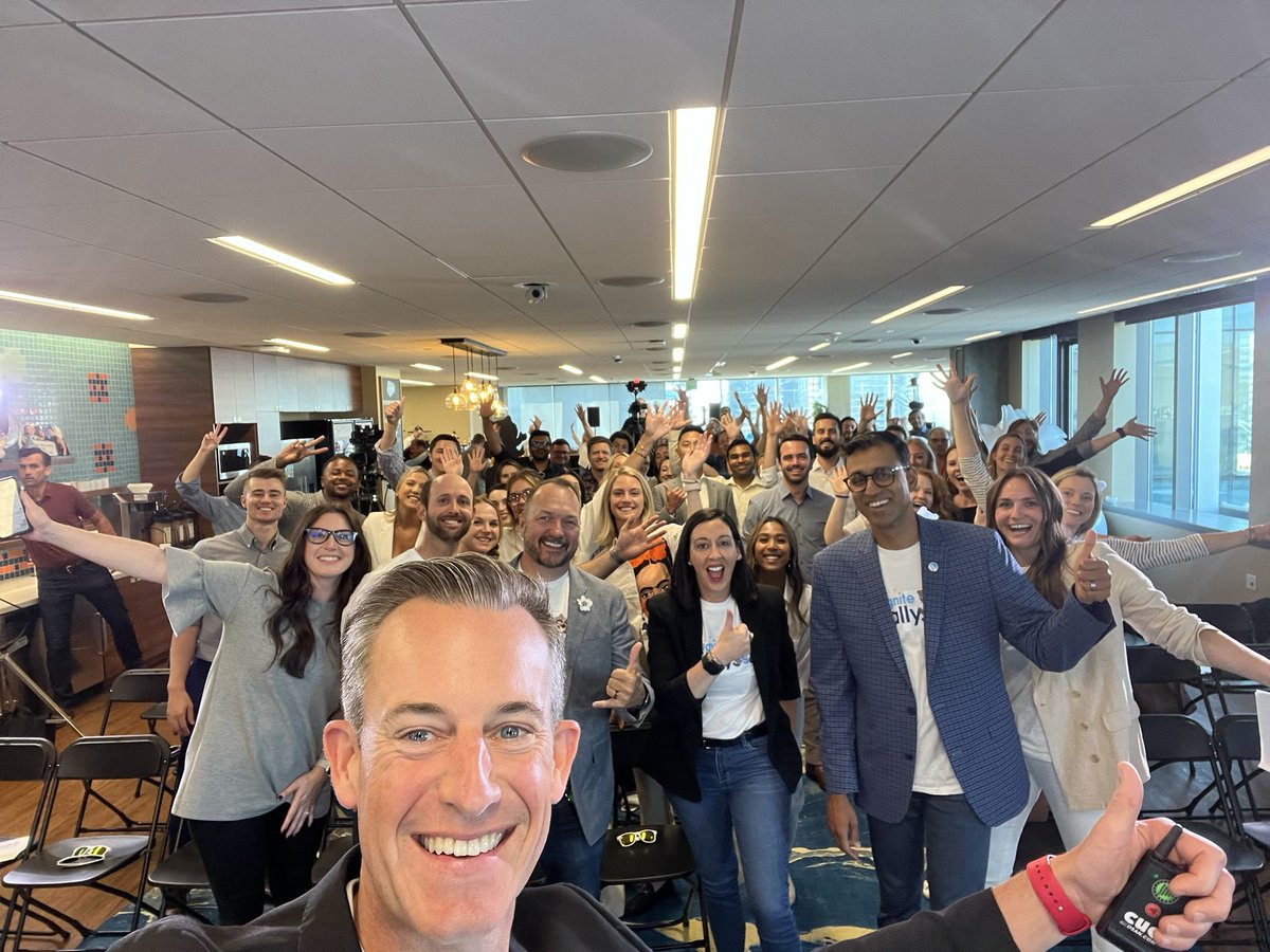 ryanaytay's tweet photo. So great to be back in the @salesforce Bellevue tower with our @tableau team kicking off our second half! ❤️ #datafam https://t.co/9FWhv7a67j