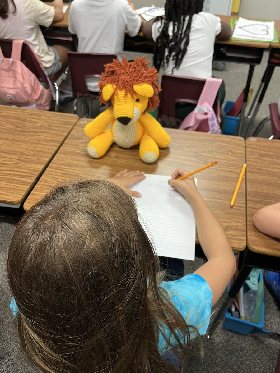 HughesClass3's tweet photo. Leo the Respectful Lion visits a student that shows hard work, a good attitude, and is respectful to others. #1LISD #JPEPride @JimPlain https://t.co/GFWN9rJSyP