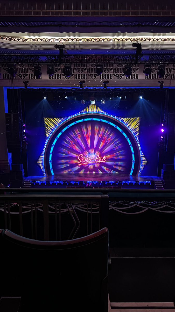 JustPlainMeNow's tweet photo. #2ShowDay and finally get to see @sisteractsocial #FabulousBaby https://t.co/2v9OFY5r5j
