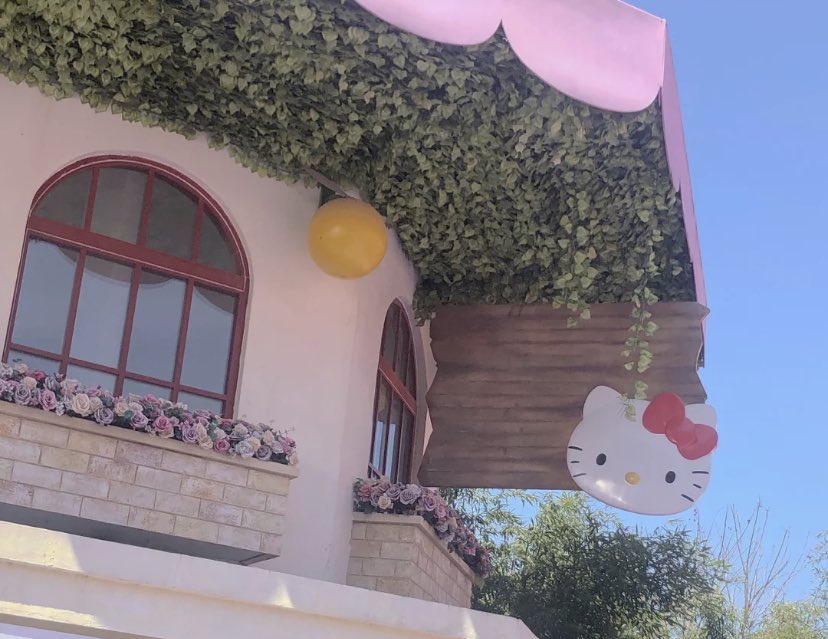 heartzjpg's tweet photo. hello kitty park https://t.co/OjnZxzgDNS