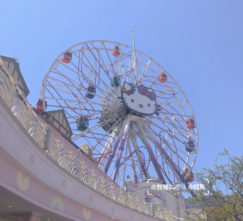 heartzjpg's tweet photo. hello kitty park https://t.co/OjnZxzgDNS
