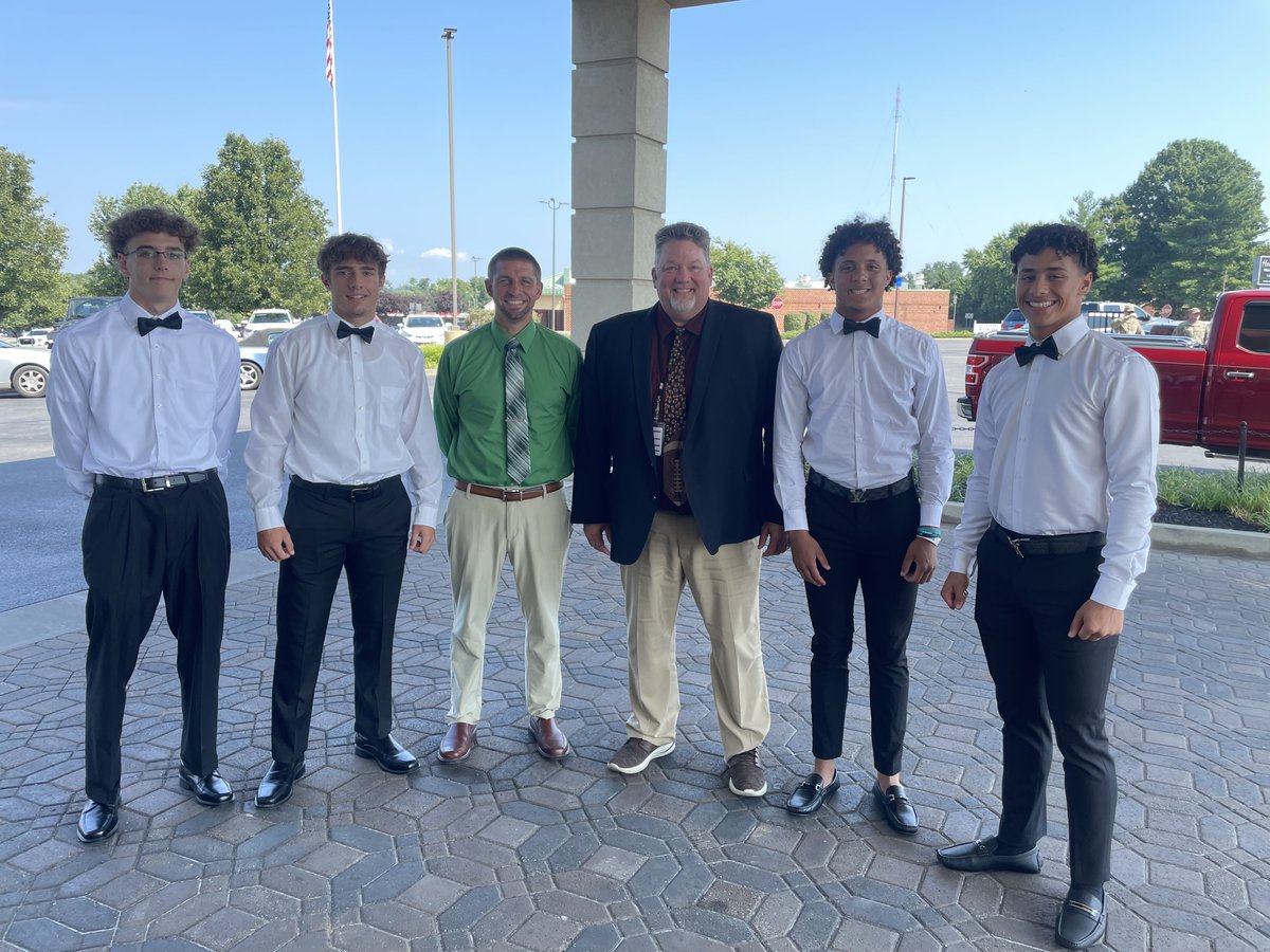 SuperRStephens's tweet photo. 🏈A big thank you to the Martinsburg Rotary for hosting our @BerkCoSchoolsWV football coaches and team captains today to kick off the season with food and fellowship! Good luck to all our athletics and fine arts students this season!

#BCSBack2Basics #wvprepfb https://t.co/AJNOHWkwOd