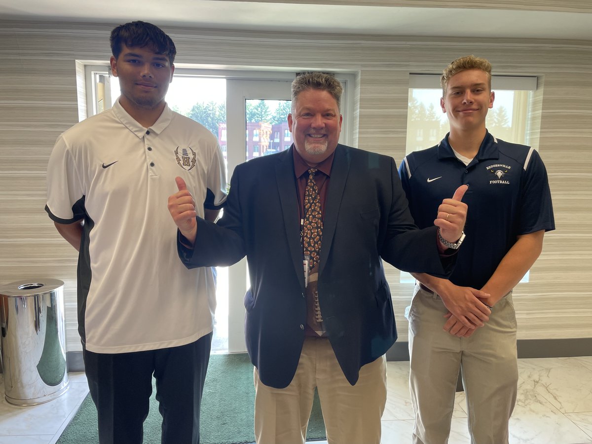 SuperRStephens's tweet photo. 🏈A big thank you to the Martinsburg Rotary for hosting our @BerkCoSchoolsWV football coaches and team captains today to kick off the season with food and fellowship! Good luck to all our athletics and fine arts students this season!

#BCSBack2Basics #wvprepfb https://t.co/AJNOHWkwOd