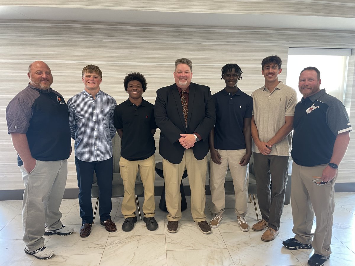SuperRStephens's tweet photo. 🏈A big thank you to the Martinsburg Rotary for hosting our @BerkCoSchoolsWV football coaches and team captains today to kick off the season with food and fellowship! Good luck to all our athletics and fine arts students this season!

#BCSBack2Basics #wvprepfb https://t.co/AJNOHWkwOd