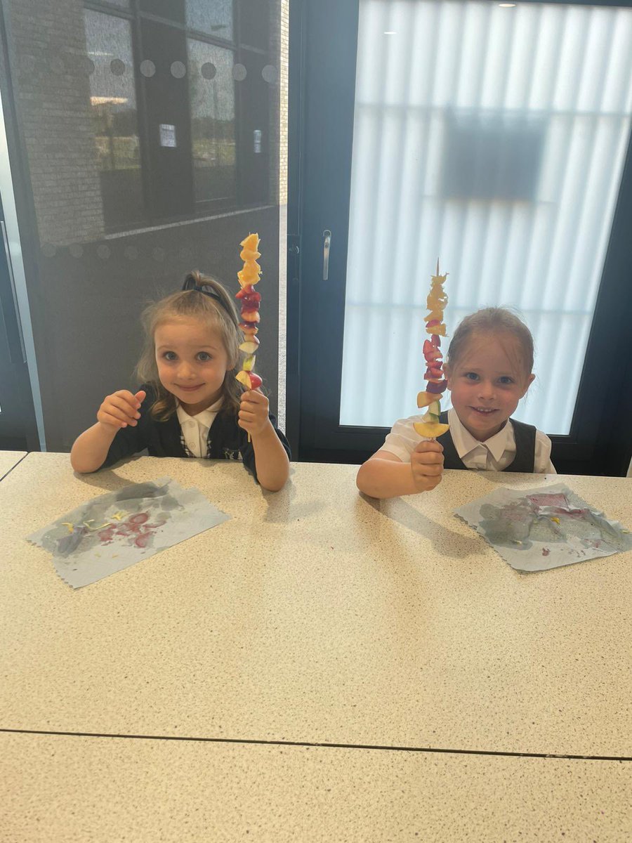 Calderwood_Pri's tweet photo. Shetland Clan ventured to the STEM studio to make fruit kababs after reading ‘The Very Hungry Caterpillar’. They used their counting skills to count out the correct amount of fruit. They loved eating their creations at the end 🐛🍓! #CalderwoodCares https://t.co/mJE8hlsTc8