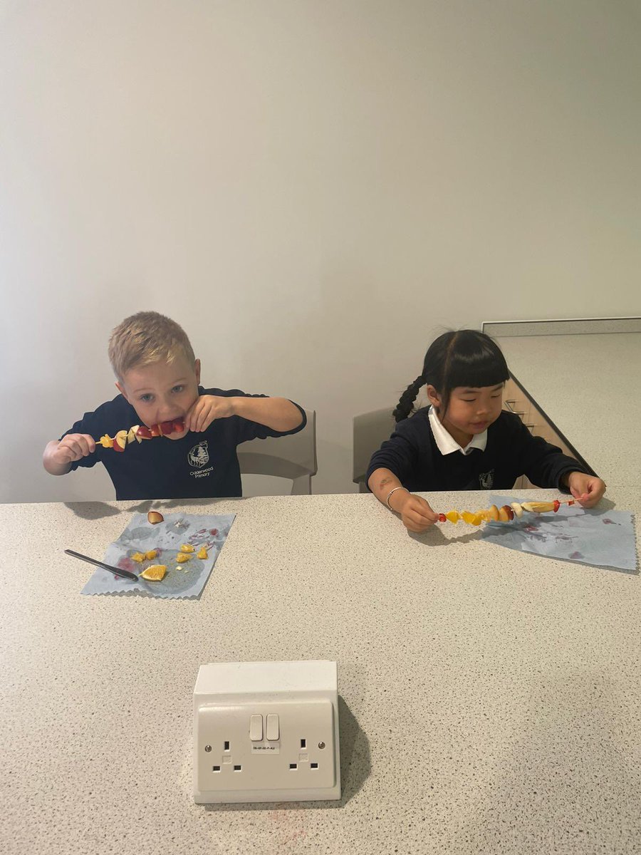 Calderwood_Pri's tweet photo. Shetland Clan ventured to the STEM studio to make fruit kababs after reading ‘The Very Hungry Caterpillar’. They used their counting skills to count out the correct amount of fruit. They loved eating their creations at the end 🐛🍓! #CalderwoodCares https://t.co/mJE8hlsTc8