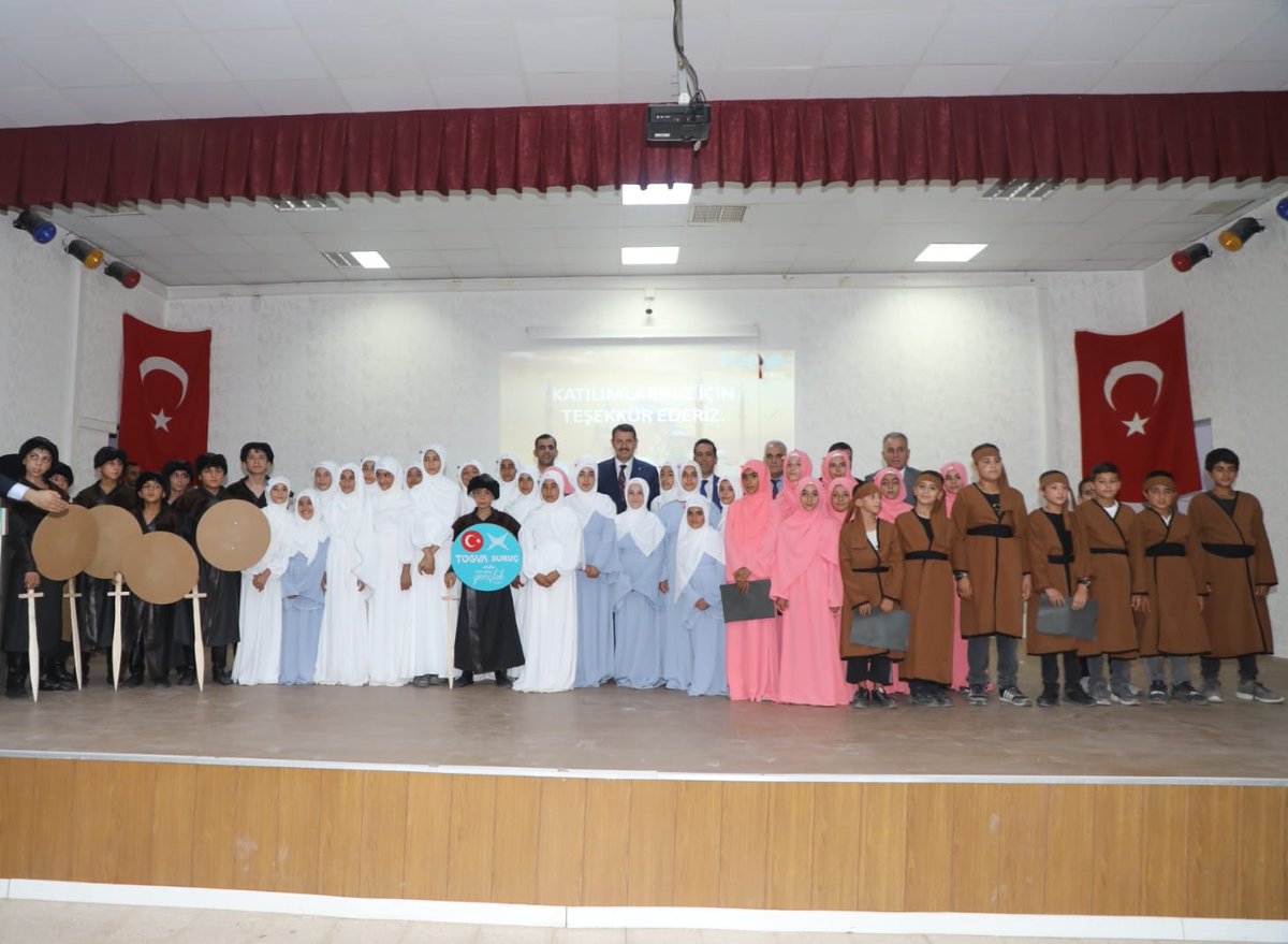 Valimiz <a href="/valisalihayhan/">Salih AYHAN</a>; Suruç TÜGVA Ortaokul koordinatörlüğünde ‘Yaz Okulu’ Kapanış Programı törenine katıldı.

"Bu yaz okuluyla evlatlarımız; belirlenen süreç boyunca hem eğlendiler hem öğrendiler. Güzel anılarını kalplerinde saklayıp buradan ayrılacaklar."