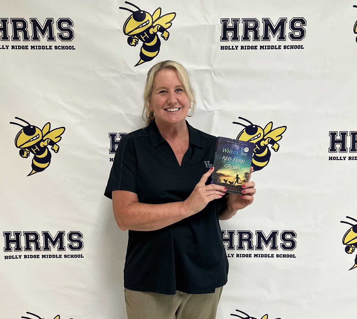 HollyRidgeMS's tweet photo. Look at Mrs. Poppe our favorite Media Specialist. #VisionofChange https://t.co/sxBfwXyo6r