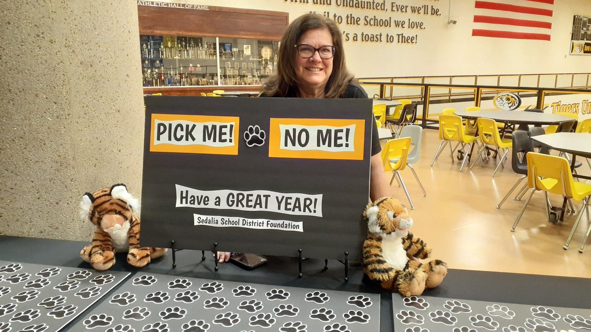 SedaliaSDF's tweet photo. Sedalia School District Foundation board members and volunteers were happy to serve breakfast, and a chance at a door prize, to the staff of the Sedalia School District 200 before the 2022 All-Staff meeting. https://t.co/KNGpcLd1P9