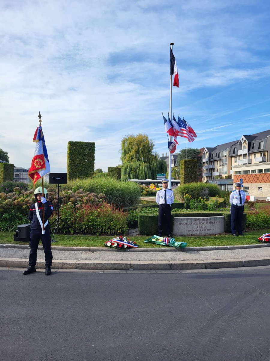 SDIS_10's tweet photo. 78 ans après la libération de Troyes, les  sapeurs-pompiers de l'Aube sont présents à la cérémonie mémorielle en l'honneur des soldats tombés au champ d'honneur #thanksgi 
@VilledeTroyes https://t.co/GNTr16DV01