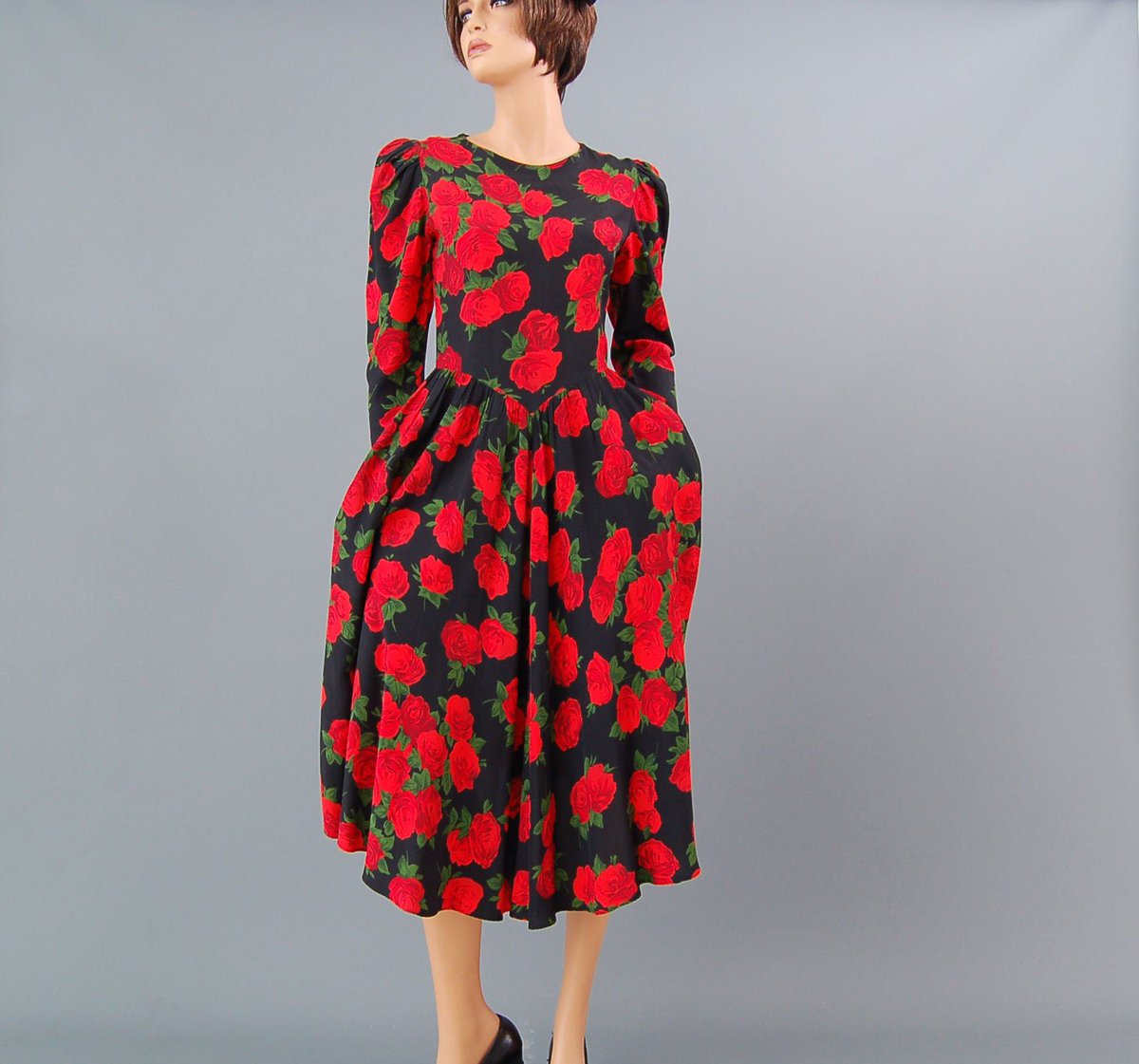 noveltyvint's tweet photo. 80's black and fire red rose english floral print princess cut full skirt long sleeves midi dress SMALL X/SMALL S.G. Gilbert #floral #victorian #floralprint #redandblack #fairygrunge #cottagecore #roseprint #vintageetsyteam #victorianbabydoll https://t.co/5cVXyK4tEb https://t.co/PfkUoUWWHF