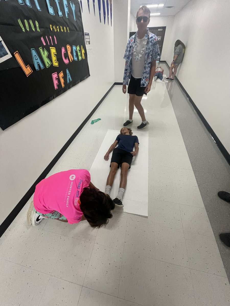 MRobsAg's tweet photo. PAFNR students are learning about FFA official dress by creating life size OD posters! #LCFFA #learnbydoing #officialdressrelayscomingsoon https://t.co/V4weQ75m3a