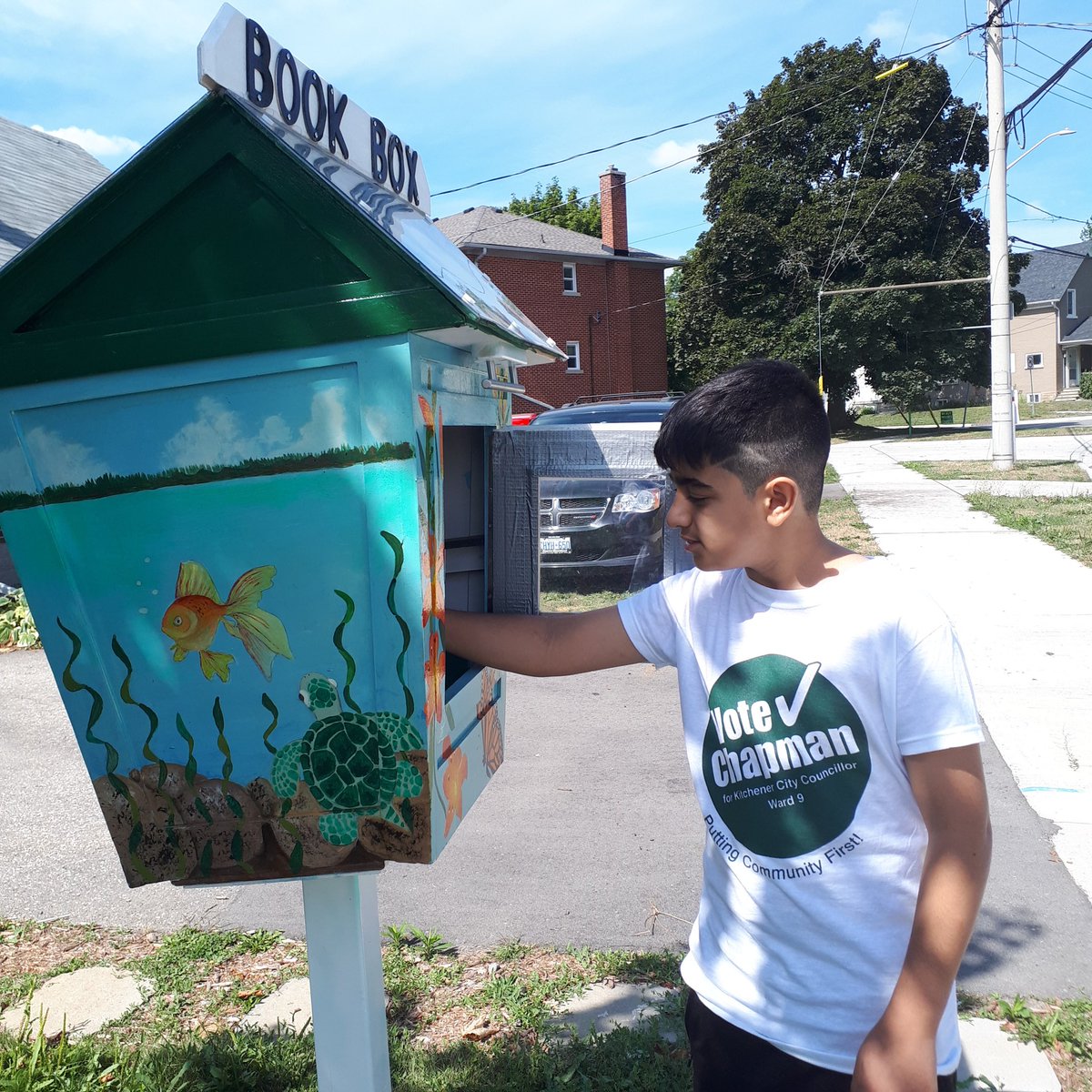 debdchapman's tweet photo. Came across this elaborate 'book box' while out canvassing. If you would like to help with the campaign, we'd love to hear from you. #canvassing #littlelibrary #volunteer https://t.co/WKHxfn6HHp