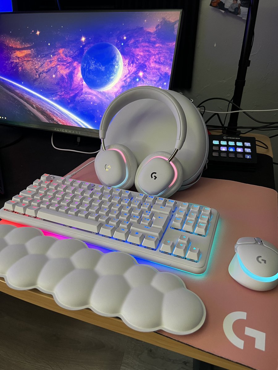 🎁 BIG CONCOURS 🎁 Avec les reufs de chez Logitech on vous régale avec leur nouvelle collection: - Une souris G705🖱 - Un clavier G715 ⌨️ - Un casque G735🎧 Pour participer il vous suffit de #RT + #FOLLOW @JoLaVanille et @LogitechGFrance Bonne chance la miff 🍀 TAS 08/09