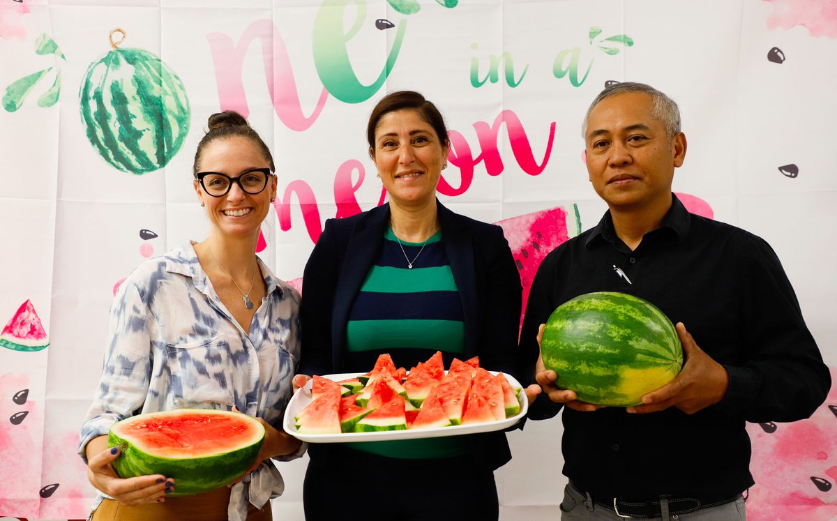 TorontoSoM's tweet photo. TSoM students celebrated Watermelon Day on August 17th in the Student Lounge! They enjoyed a feast of fresh and healthy servings of watermelon. Here are some photos of the fun event.
#TSoM #myTSoM #Watermelonday #Watermelon #Studentlounge https://t.co/AAw73MeUEi