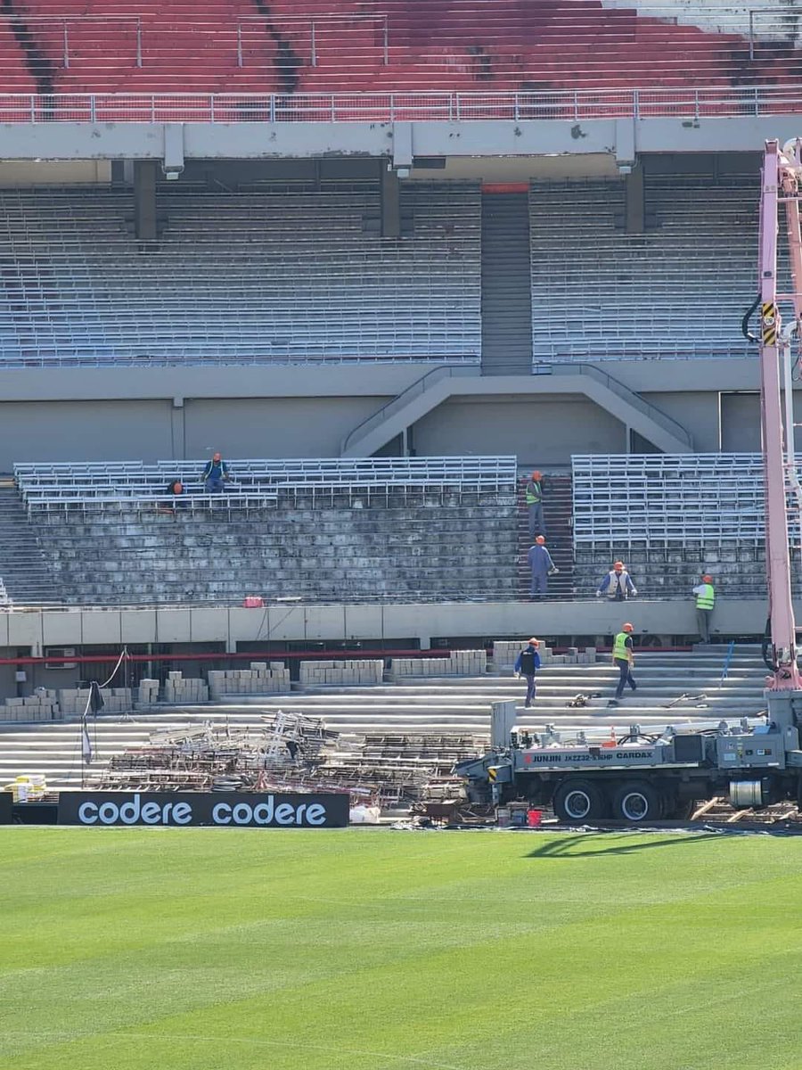 Estoesriverok's tweet photo. #AHORA
Estan retirando las butacas de madera de la #Sivori baja. 
Pasará a ser popular!
En el Estadio #Monumental Antonio Vespucio Liberti de #RiverPlate . https://t.co/T9DiEB6RPc