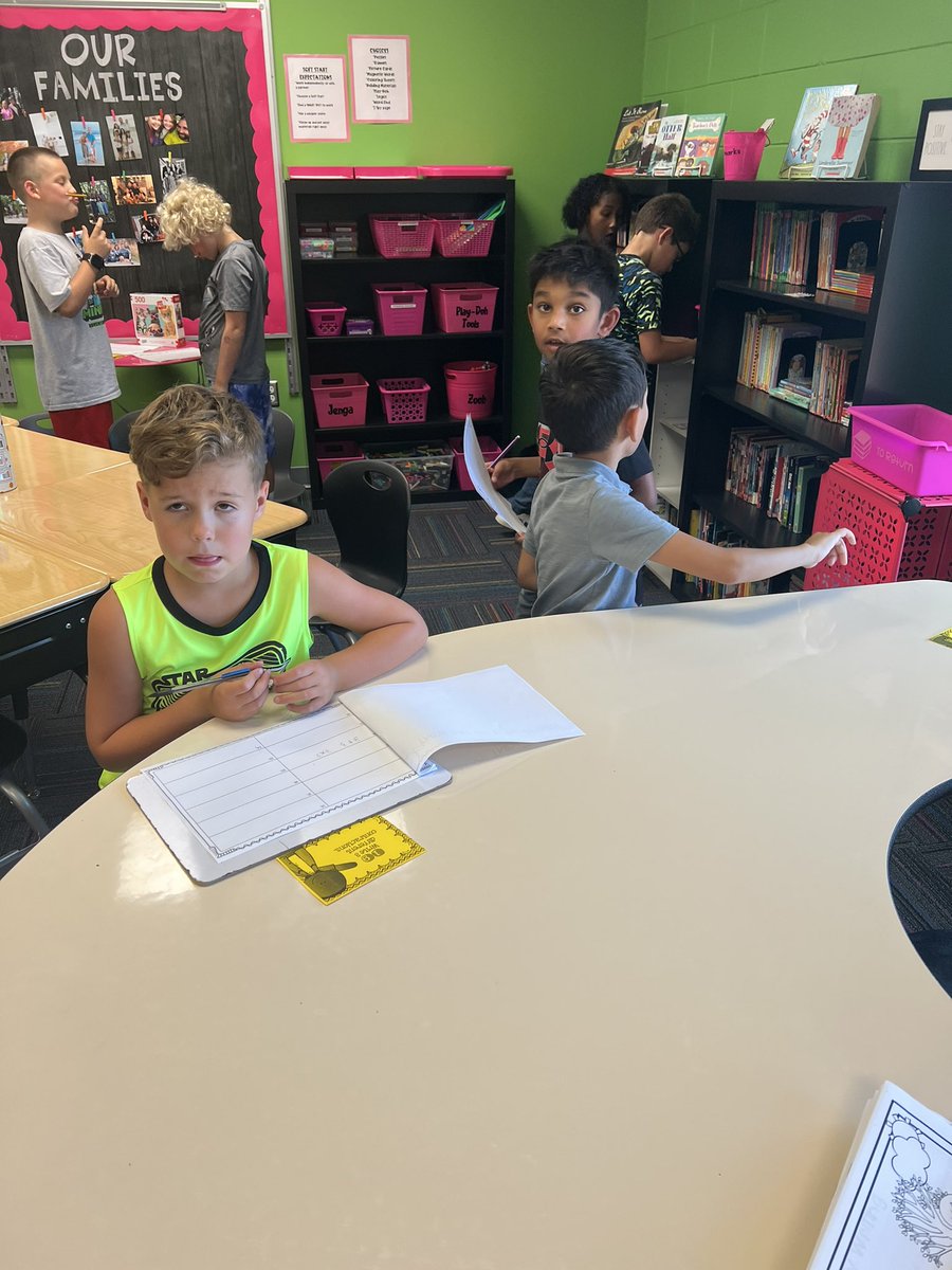 HarknessKim's tweet photo. Third Day in 3rd Grade partner work! #eeinkee https://t.co/oErHI1mV2u