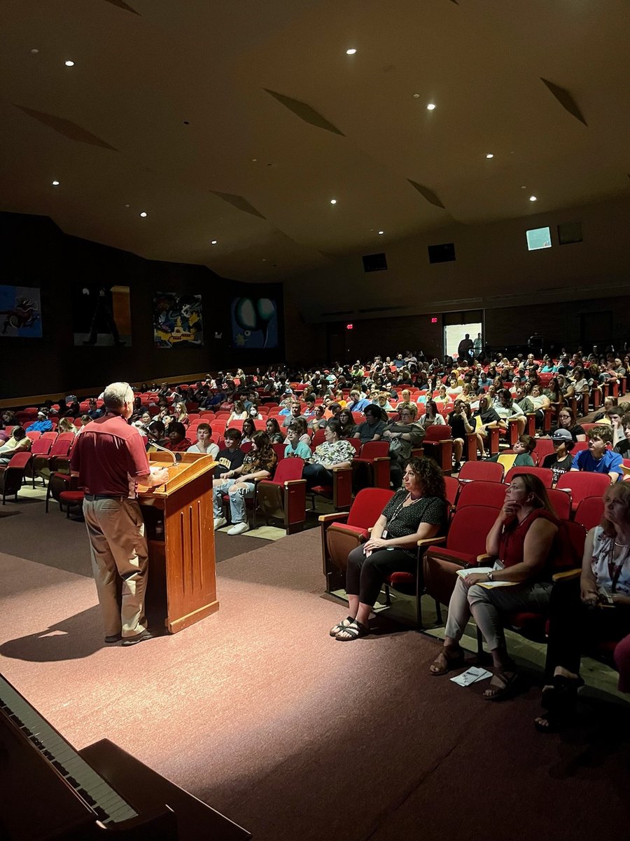 AuburnECSD's tweet photo. Staff at @auburn_ahs welcomed new students today during New Student Orientation. Welcome Class of 2026! #AHSpride #AECSDpride https://t.co/rzgTXIF3aH