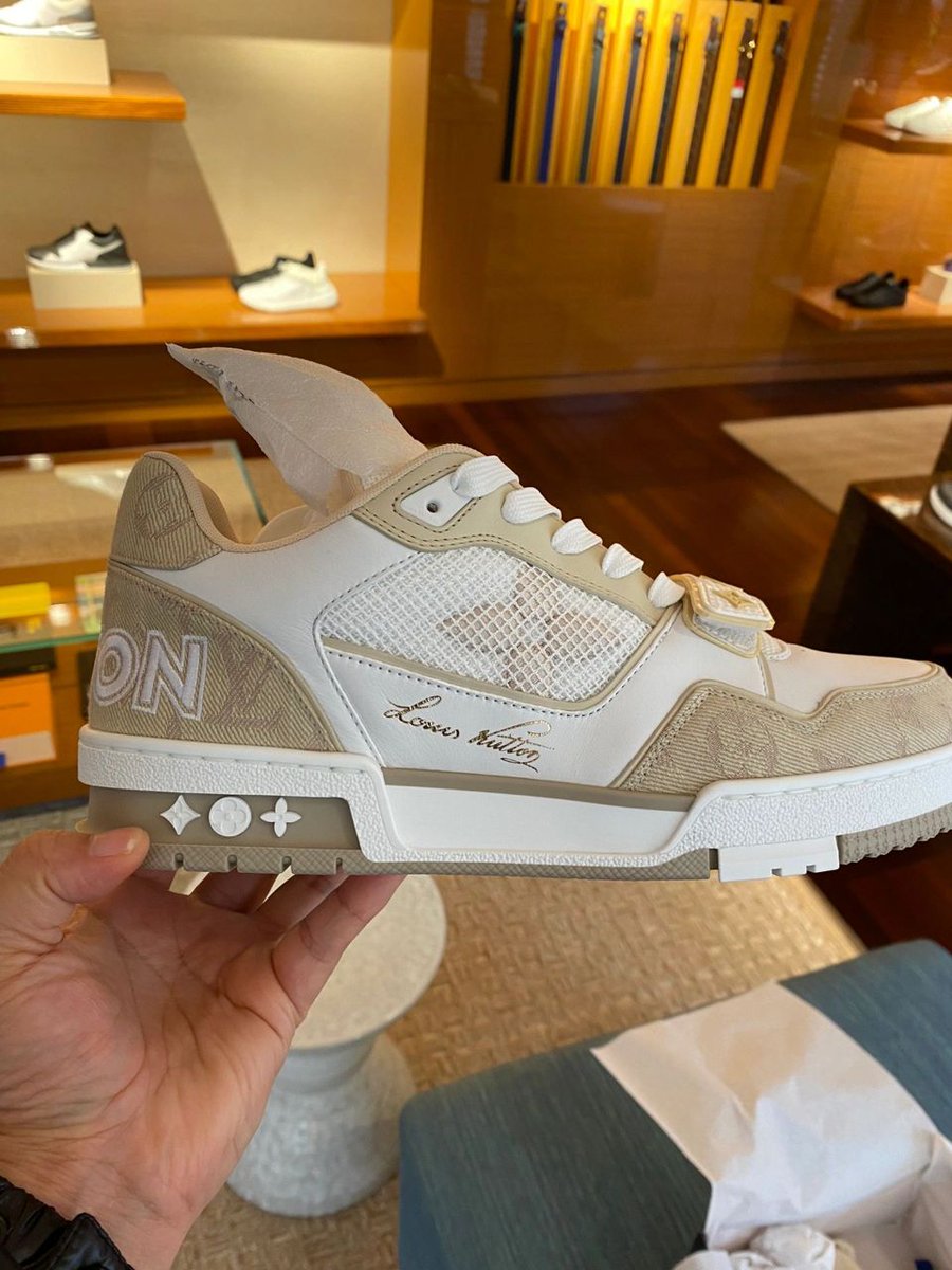 Winnie98109568's tweet photo. A new shoe in the store
I'll try to chase one https://t.co/AA8D6iSiuW
