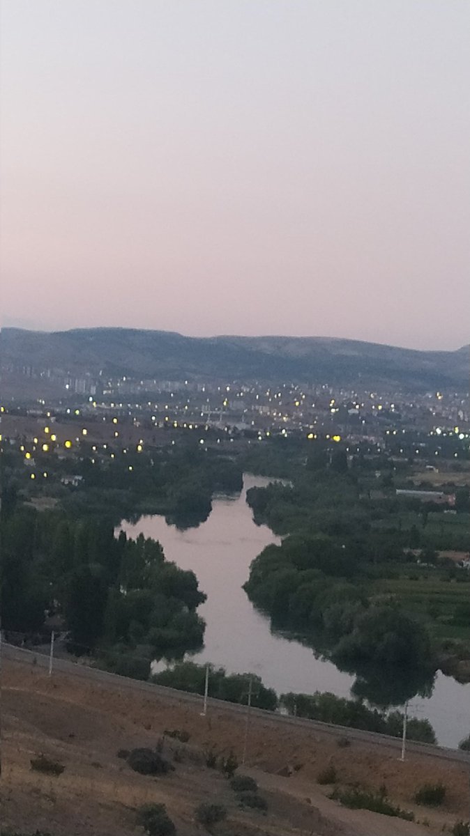 Kaldır artık başını
Gün alnın parıldasın
Işık saçsın etrafa
Tüm cihan aydınlansın
Selam sana İmam Hatiplim
#GülşenTutuklansın 
#HaddinibilGülşen