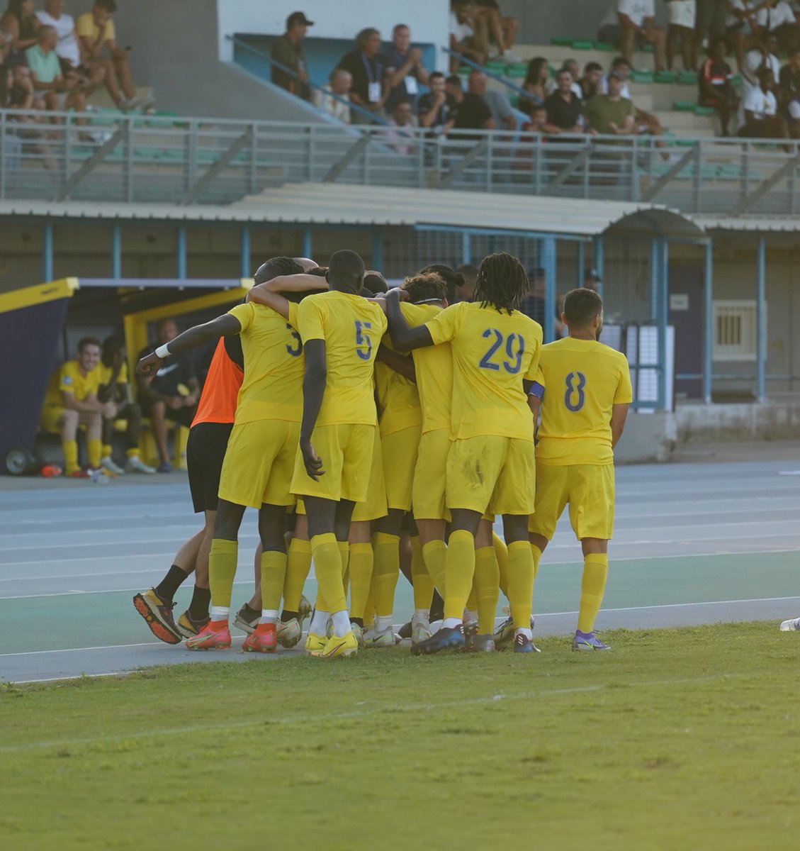 SavaneM5_'s tweet image. Première victoire à la maison 3-1 VS Louhans Cuiseaux. Rdv samedi à Ales pour la seconde journée de championnat 🟡🔵 #Revenge #Cinco @AubagneFoot