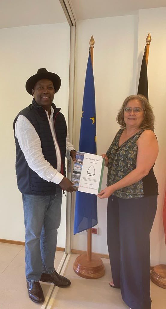 AfricaDefenders's tweet photo. Our Chairperson Hassan Shire his delegation had a fruitful conversation with H.E. Amb. Carla Grijó , EU Head of Mission to Cabo Verde & Mr. Sobrino-Castello. They discussed #UbuntuHubCities Initiative & prospect for protection of #LusaphoneHRDs
#SafeButNotSilent https://t.co/uP4gnVpn6z