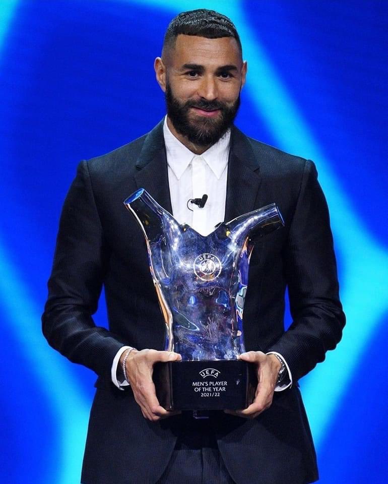 MohdDarwishR9's tweet photo. ابتسامة لا توجد بها اي مبالغة بالاحتفال وكأنه لم يفعل شي وكأنه لم يدمر خصوم الريال ويبعثر احلامهم 
احدى الجوائز التي تأخرت كثيراً في مسيرة لاعب سوبر لا يقل عن العديد ولكنه كان يلعب دور ثانوي كخادم للمنظومة اكثر من بروز شخصي والا لكان قد فاز بها منذ سنوات 
بنزيما مثال للجودة https://t.co/yeYvp2CJ5I