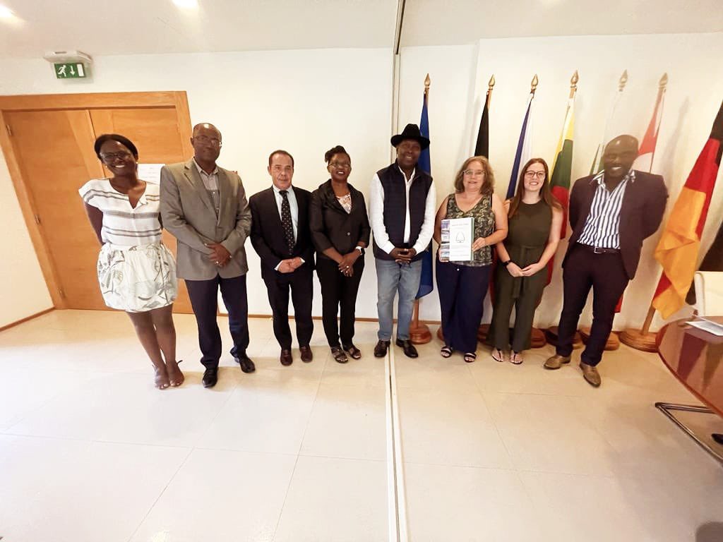 AfricaDefenders's tweet photo. Our Chairperson Hassan Shire his delegation had a fruitful conversation with H.E. Amb. Carla Grijó , EU Head of Mission to Cabo Verde & Mr. Sobrino-Castello. They discussed #UbuntuHubCities Initiative & prospect for protection of #LusaphoneHRDs
#SafeButNotSilent https://t.co/uP4gnVpn6z