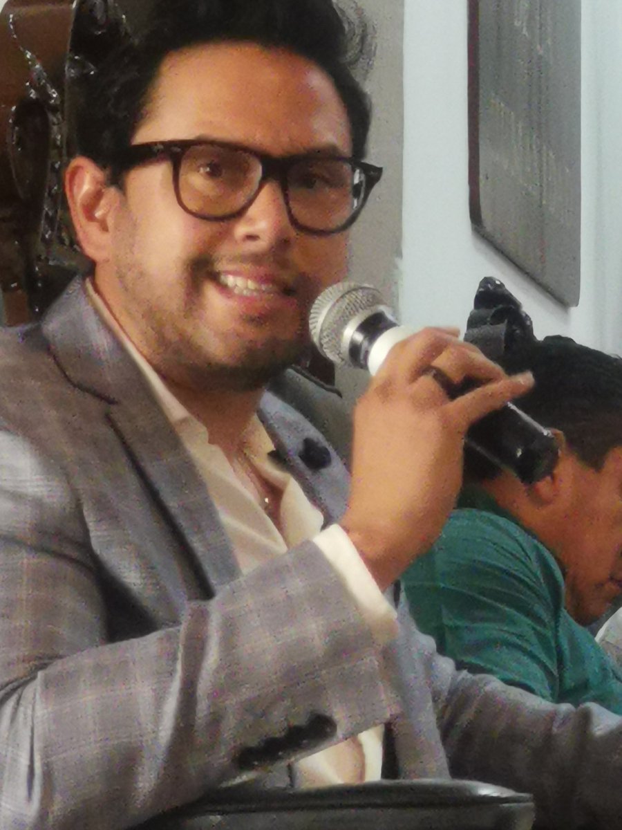 vozdelsur's tweet photo. El Regidor @PabloPugaOax no ha regresado a las colonias a cumplir sus promesas de campaña. Sus zapatos siguen impecables. https://t.co/8ReVWHlfAQ