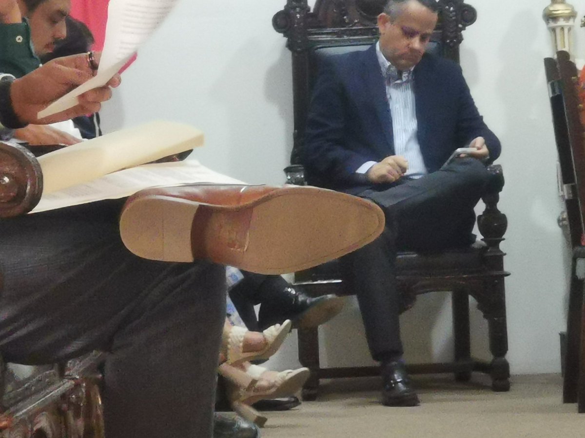 vozdelsur's tweet photo. El Regidor @PabloPugaOax no ha regresado a las colonias a cumplir sus promesas de campaña. Sus zapatos siguen impecables. https://t.co/8ReVWHlfAQ