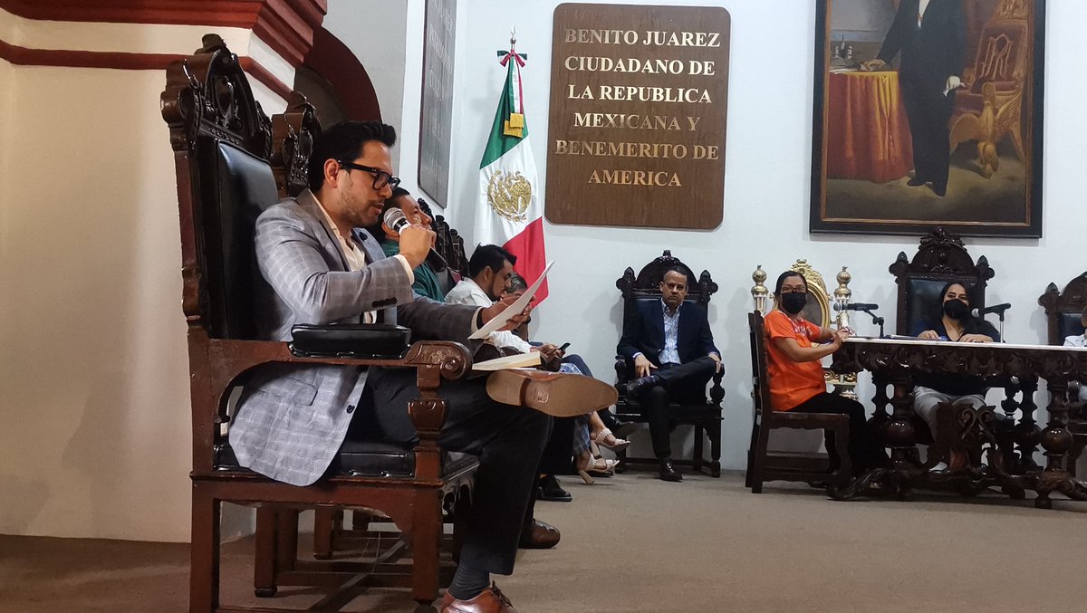 vozdelsur's tweet photo. El Regidor @PabloPugaOax no ha regresado a las colonias a cumplir sus promesas de campaña. Sus zapatos siguen impecables. https://t.co/8ReVWHlfAQ