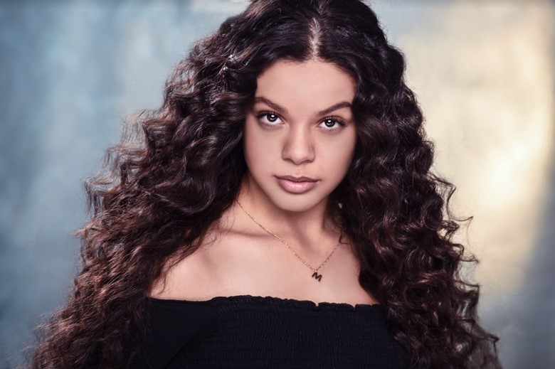 TorontoPearson's tweet photo. In the airport today? Drop by for some free live music brought to you by #YYZLive! The impressive indie-pop/alt-rock artist Julie Neff performs in Terminal 1 and the talented pop singer-songwriter and actor Melissa Kadas plays in Terminal 3. Details: https://t.co/4vwezrzekD https://t.co/WLPHkPF7LQ