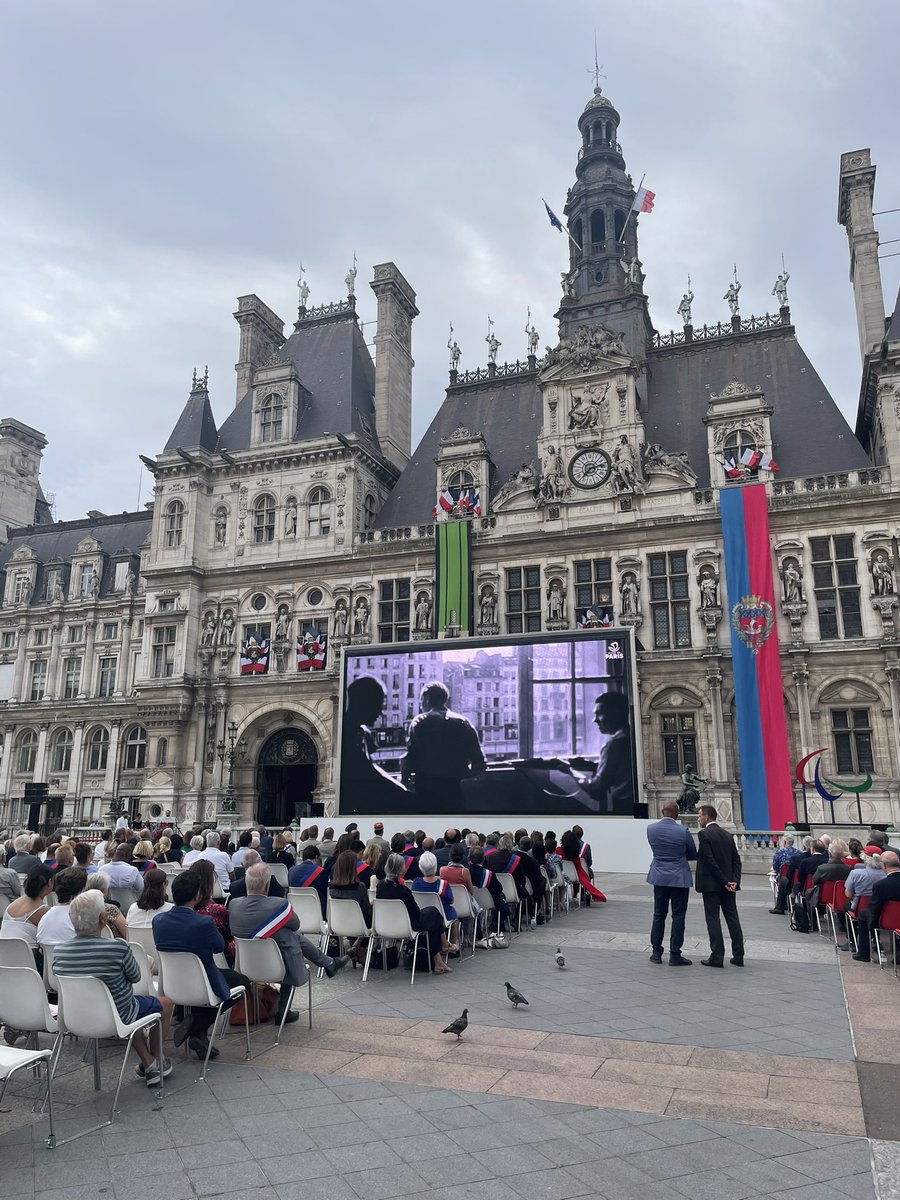 Paris_Liberte's tweet photo. Les élus du @GpeChangerParis étaient présents à la commémoration du 78e anniversaire de la #LiberationdeParis sur le parvis de l’Hotel de Ville. https://t.co/cBo7QF7Bhn