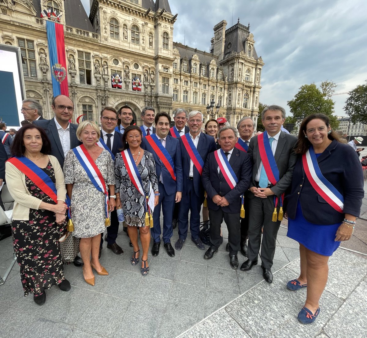 Paris_Liberte's tweet photo. Les élus du @GpeChangerParis étaient présents à la commémoration du 78e anniversaire de la #LiberationdeParis sur le parvis de l’Hotel de Ville. https://t.co/cBo7QF7Bhn